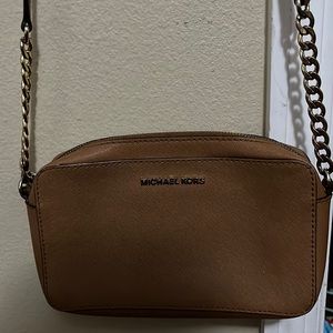 Micheal Kors jet set crossbody in brown.